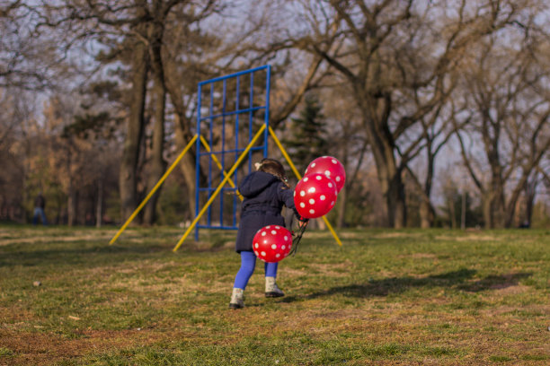 小女孩拿着气球图片下载