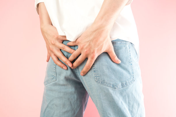 亚洲男人托着他的屁股图片下载