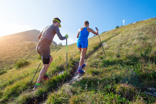 一对情侣在山间越野跑图片下载