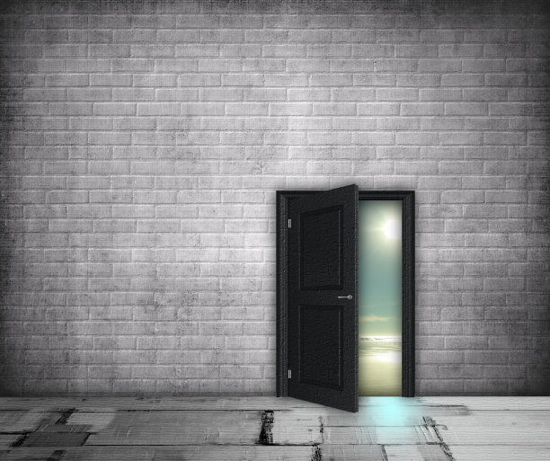 灰色的内部与半开放的门景观图片下载