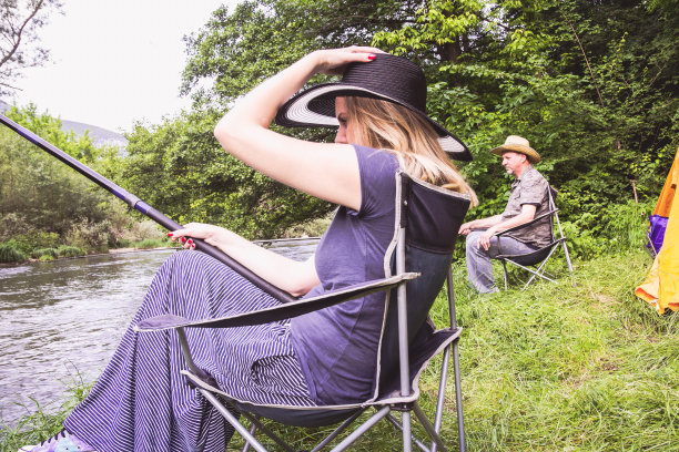 漂亮的金发美女坐在钓鱼上图片下载