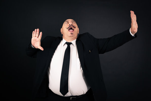 帅哥在不同的场合做不同的表情图片下载