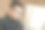 戴眼镜的男孩坐在桌子上使用笔记本电脑图片下载