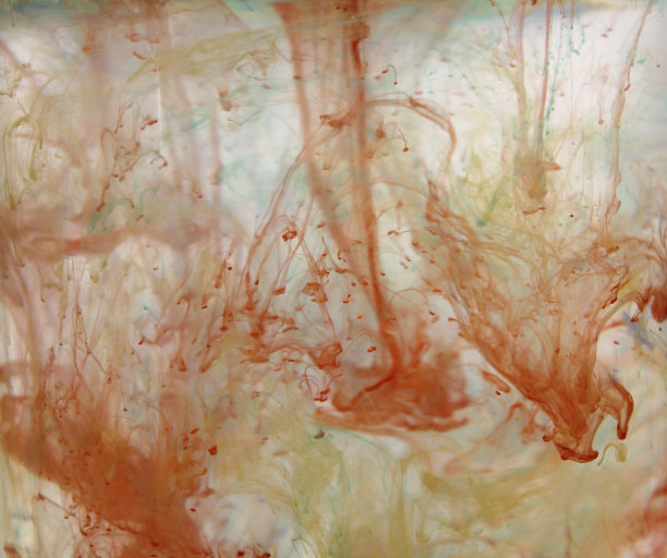 在水中混合颜色。图片下载