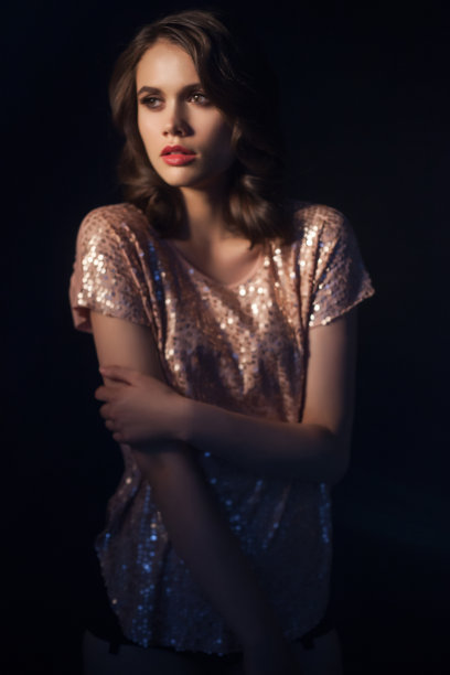 性感女人看向别处图片下载