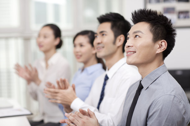 商务人士在办公室鼓掌，微笑图片下载