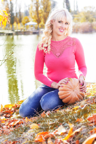 年轻女子带着南瓜，秋天的时光图片下载