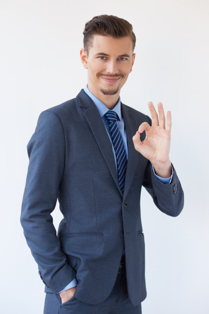 内容优雅的商人显示OK标志图片下载