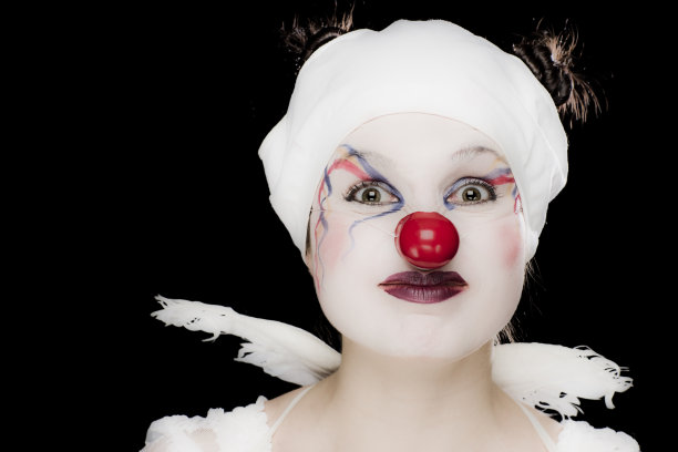 红鼻子女小丑图片下载