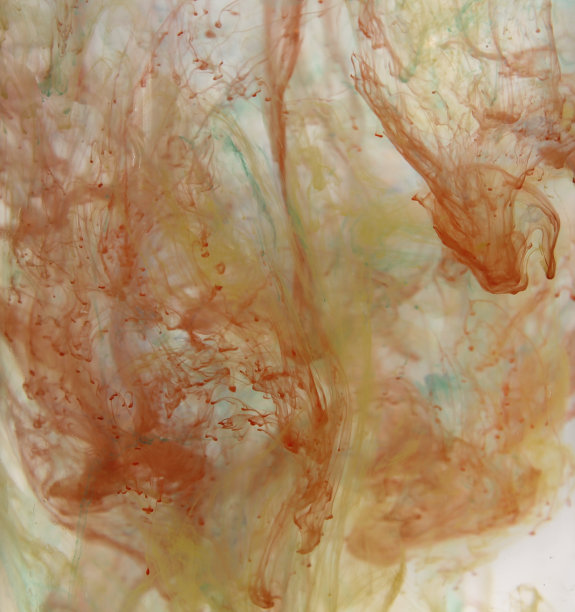 在水中混合颜色。图片下载