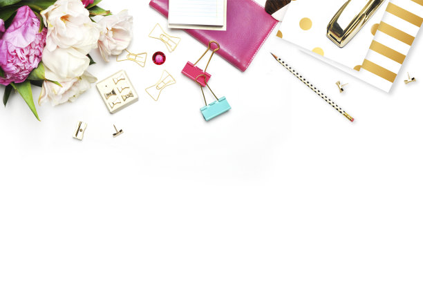 平的。女性化的场景。办公室的背景。为您的照片或文本模型放置您的工作。女人桌面，模板卡片，牡丹和黄金文具。黄金波尔卡。标题网站或英雄网站。图片下载