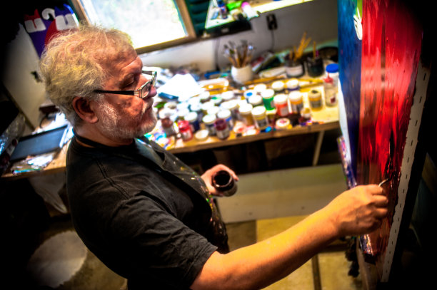 白发老人，艺术家，画家，工作。图片下载