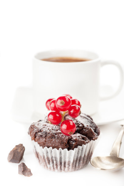 带浆果的巧克力蛋糕和一杯咖啡图片下载