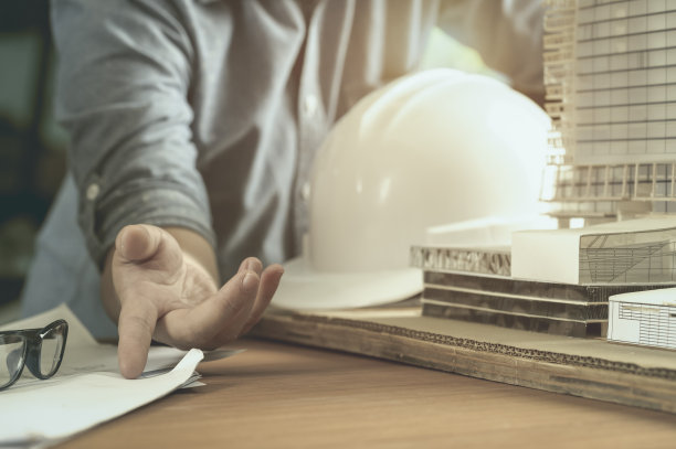 建筑师或工程师在办公室工作素材图片