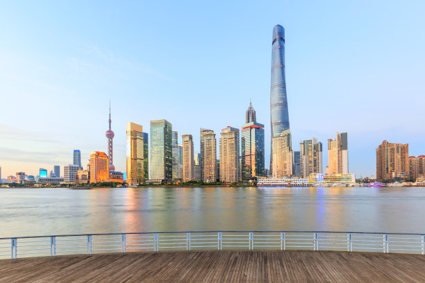 黄昏时分黄浦江上的上海天际线图片下载