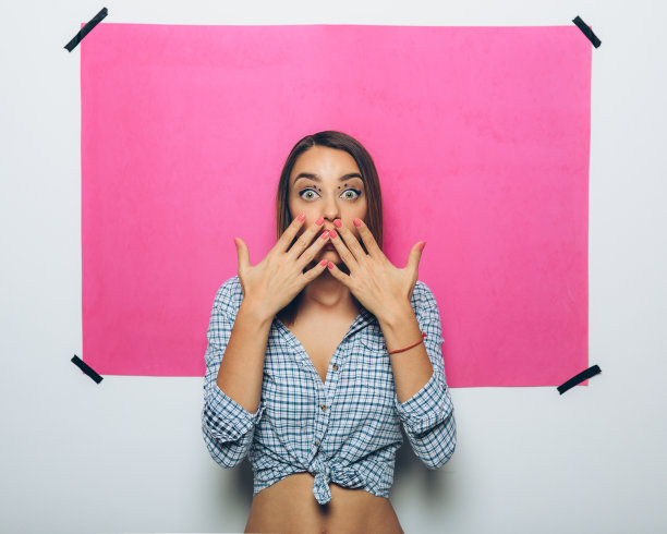 开朗的女孩对着镜头摆姿势图片下载