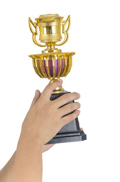 手拿着奖杯图片下载