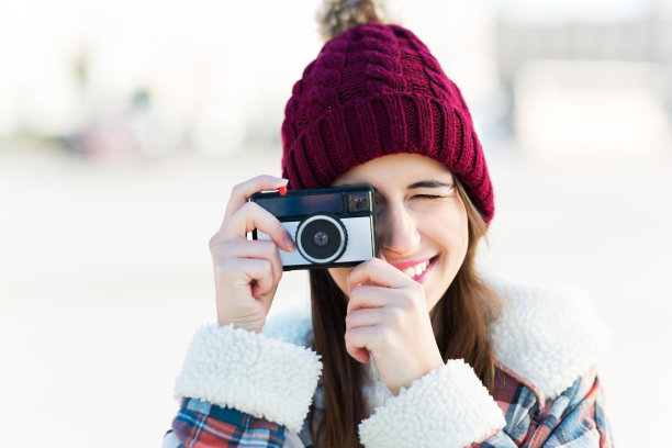 女性使用老式相机图片下载