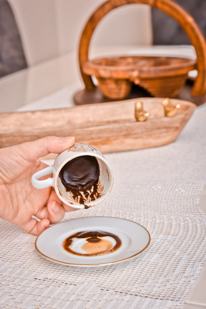 喝土耳其咖啡的算命先生图片下载