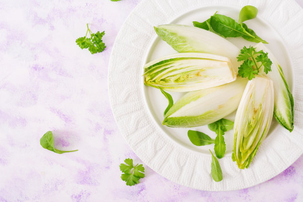 新鲜健康的菊苣沙拉。图片下载