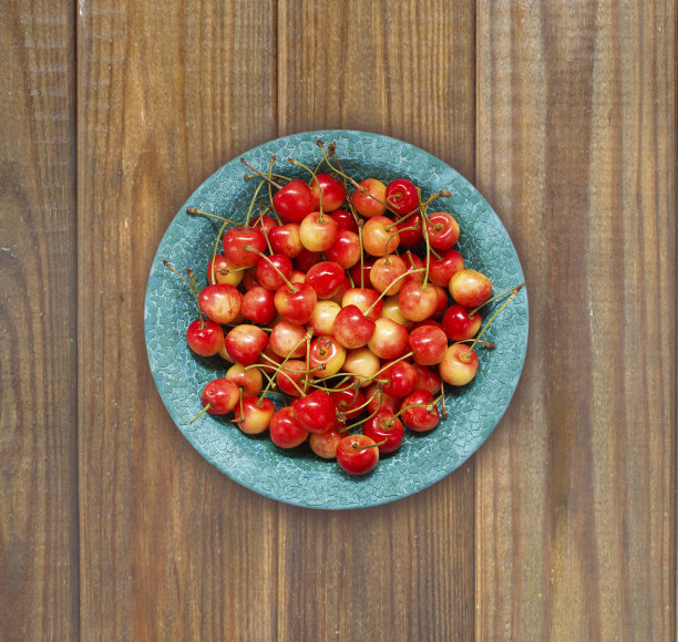 樱桃的水果。蓝色瓷碗里的甜樱桃。俯视图图片下载