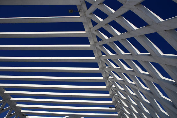 白色网格钢桥架图片下载