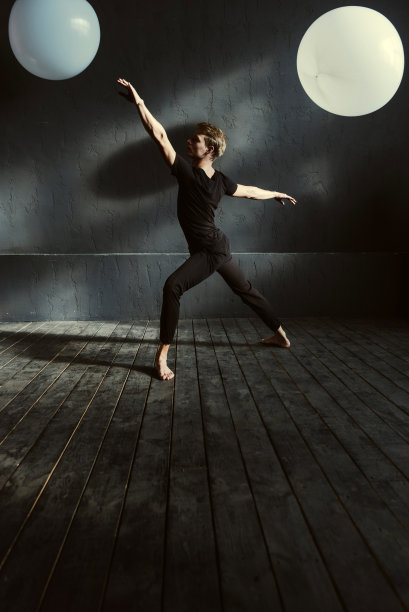 优雅的芭蕾舞演员在装饰好的演播室里表演图片下载