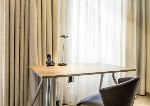 我的桌子靠在窗户的阳光下图片下载