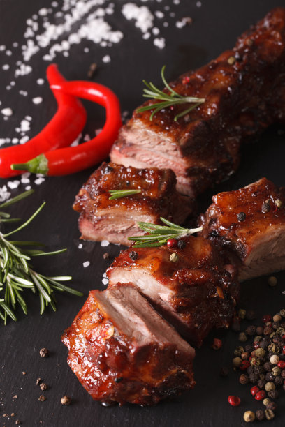 烧烤排骨近距离在桌子上与配料图片下载