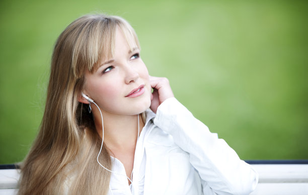 听音乐的年轻女子图片下载