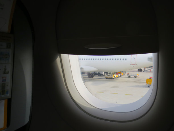 半关闭的飞机窗口图片下载