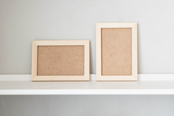 白色架子上的木制相框图片下载