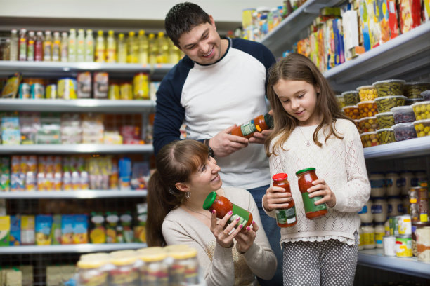 快乐积极微笑的父母带着小女孩买罐头图片下载
