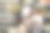 快乐积极微笑的父母带着小女孩买罐头图片下载