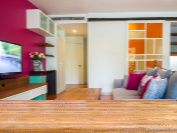 质朴的桌面与现代复古客厅模糊的背景图片下载