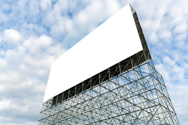 有云和蓝天的空白广告牌图片下载