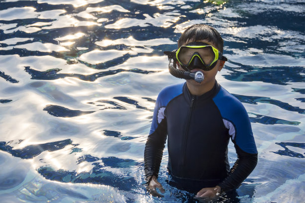 快乐的孩子们在水中潜水面具暑假图片下载