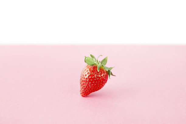 草莓粉红色，等长，新鲜的夏季水果图片下载
