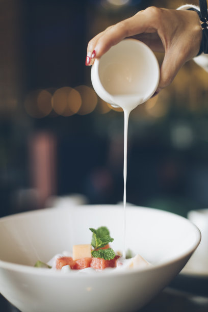 酸奶倒在水果沙拉里图片下载