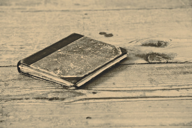 在木地板上的旧书图片下载