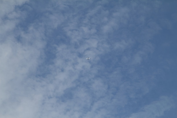 在云的背景上的飞机图片下载