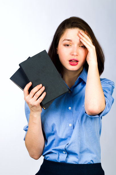 拿着书的小女孩图片下载