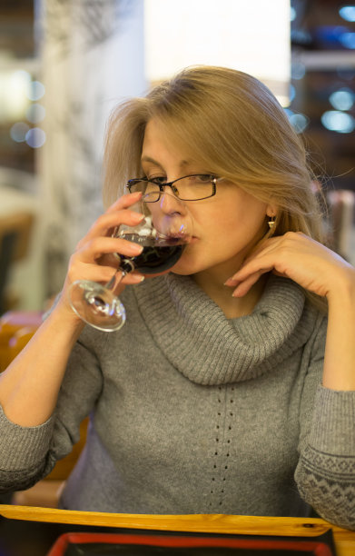 日本餐馆里的女人图片下载