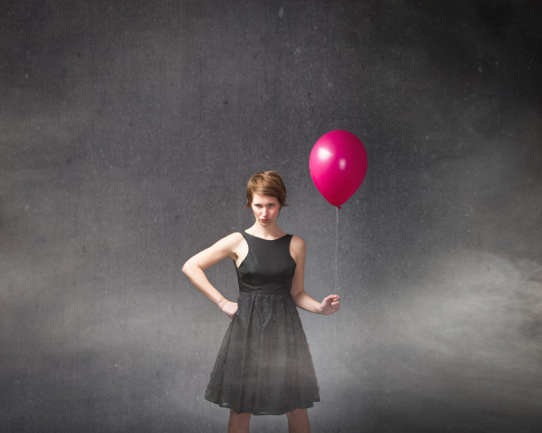 成年女孩手里拿着红气球图片下载