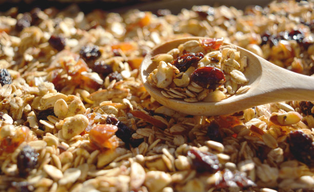 自制燕麦、亚麻籽、杏仁和葡萄干格兰诺拉麦片图片下载