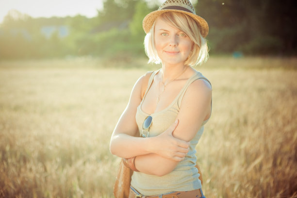 麦田里的年轻女子图片下载