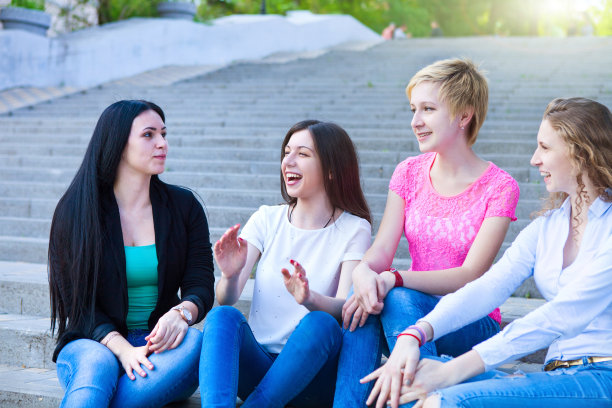 四个朋友年轻的女孩图片下载
