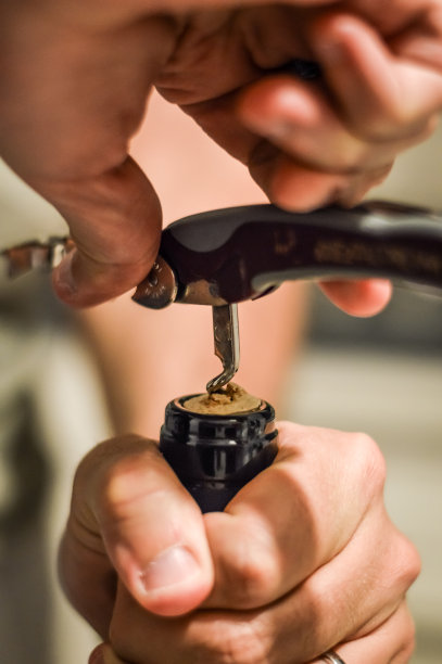 打开一个酒瓶关闭图片下载