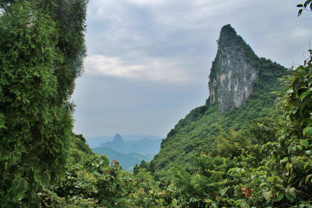 热带景观中的喀斯特峰图片下载