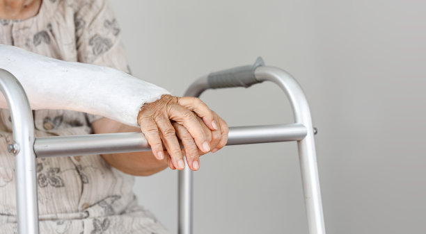 年长的病人在等待她的助行器图片下载